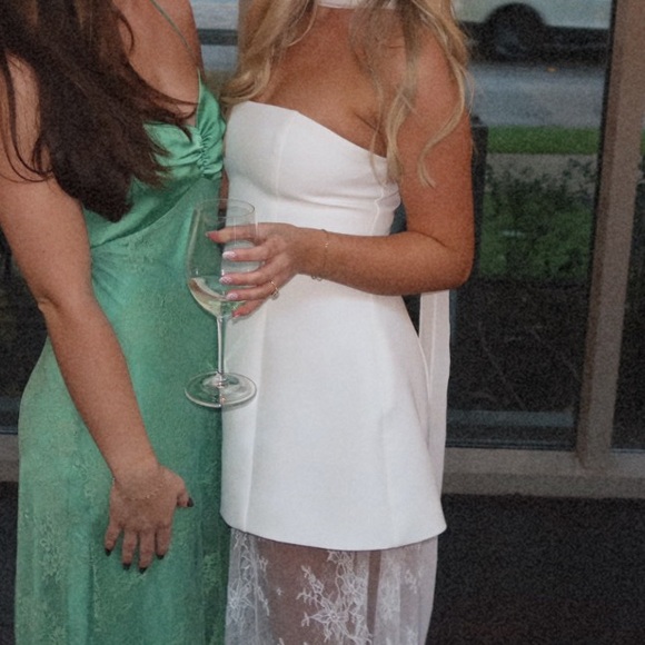 Elegant White Strapless Dress with Lace Overlay - Picture 4 of 4